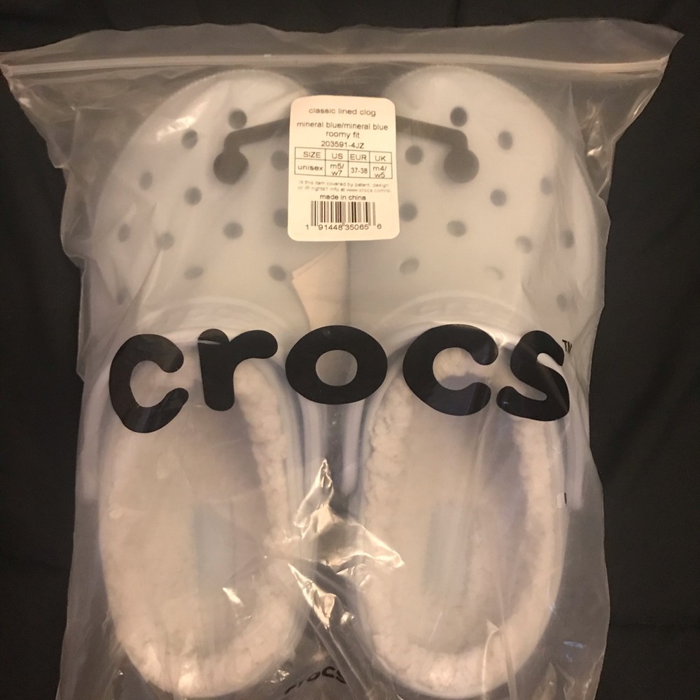 Crocs fuzzy size 7